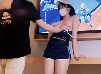 Cô nhân viên xinh đẹp bán TV và người khách may mắn
