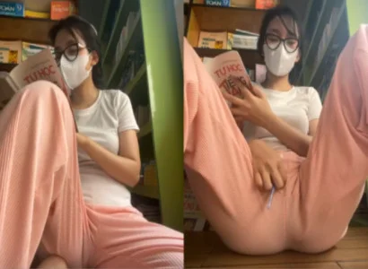 Em út vừa đọc sách vừa chơi sextoy trong lồn