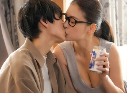 Chàng trai phát hiện bị cắm sừng được chị hàng xóm an ủi nồng nhiệt