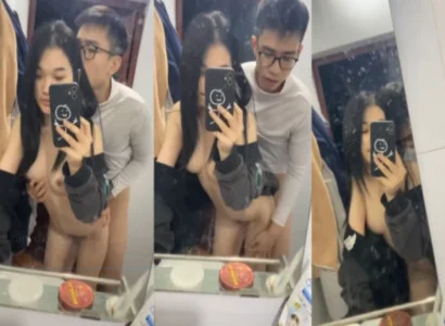 Đôi sinh viên trẻ phang nhau trước gương