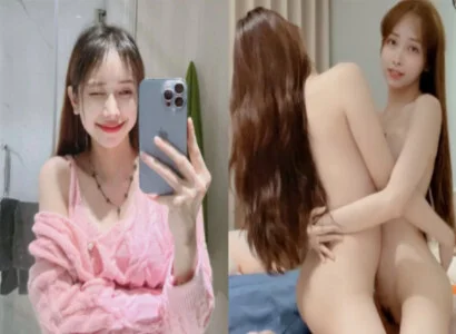 Chủ thể chính cùng cô bạn thân móc bím trên không gian phát trực tiếp
