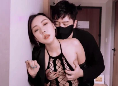 Bà xã bán thân cho sếp để giải quyết nợ cho chồng