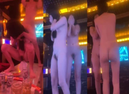 Mỹ nhân trình diễn vũ điệu thoát y đầy dâm đãng trong quán karaoke